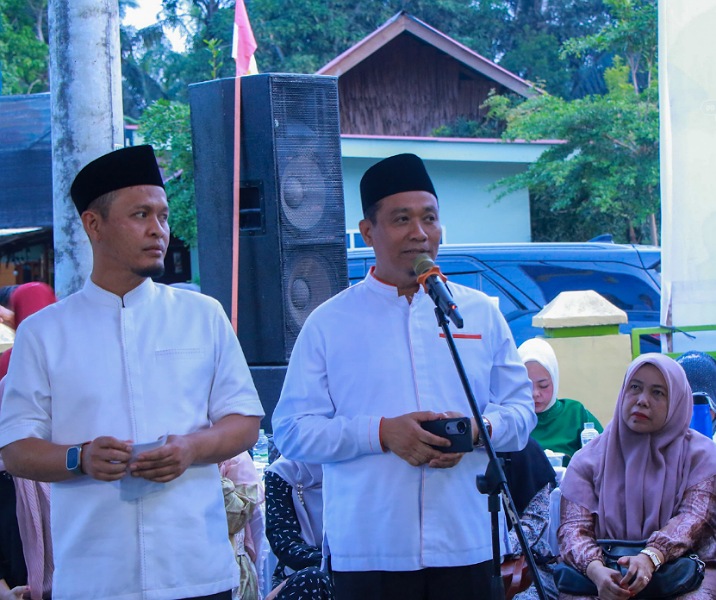 Wakil Wali Kota Pekanbaru Markarius Anwar bersama Wali Kota Pekanbaru Agung Nugroho saat Safari Ramadan di Sungai Ukai. Foto: Istimewa.