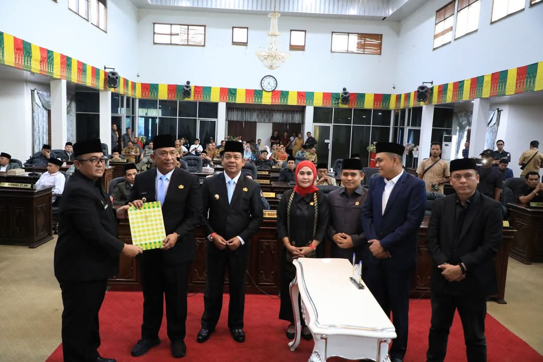 Dewan Perwakilan Rakyat Daerah (DPRD) Kabupaten Rokan Hulu (Rohul), Provinsi Riau, menggelar Rapat Paripurna dengan agenda serah terima jabatan (sertijab) serta mendengarkan pidato perdana Bupati Rokan Hulu, Anton ST, MM, untuk periode 2025-2030. Acara ini berlangsung di Ruang Rapat Paripurna DPRD R