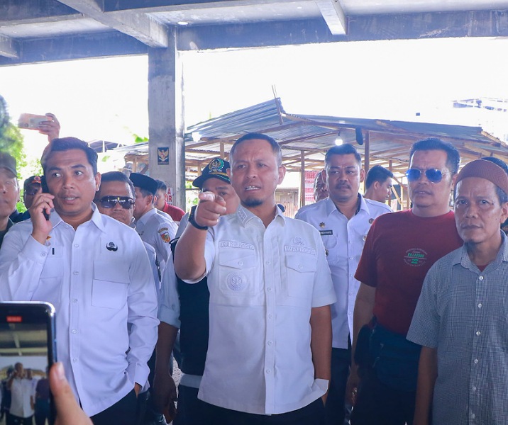 Wali Kota Pekanbaru Agung Nugroho saat meninjau bangunan Pasar Cik Puan yang mangkrak. Foto: Istimewa.