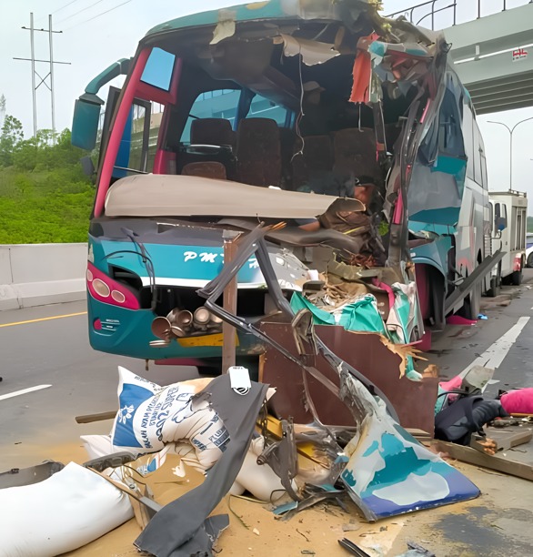 Bus yang rusak akibat kecelakaan di Tol Permai