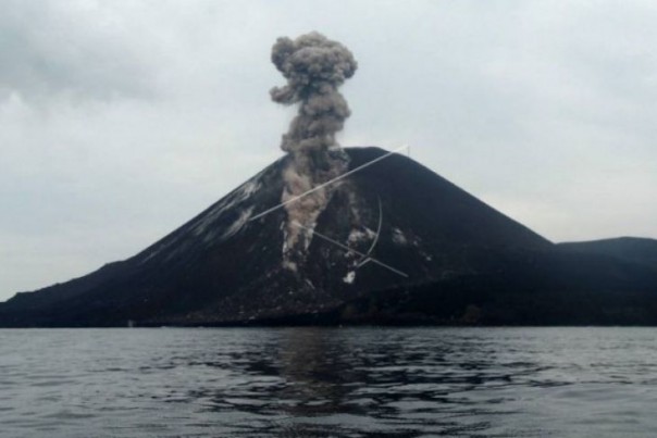 Gunung Anak Krakatau di Selat Sunda. 