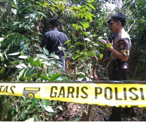 Tampak garis polisi terpasang di tempat penemuan kerangka diduga manusia, beberapa ratus meter dari Jalan Naga Sakti