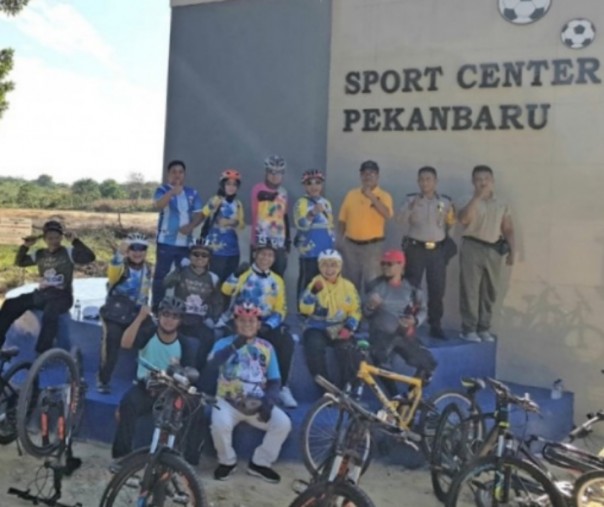 Para pejabat di lingkungan Pemko Pekanbaru, KONI Pekanbaru dan unsur forkopimda saat tiba di Pekanbaru Sport Center di Tenayan Raya. Foto: Riau1.