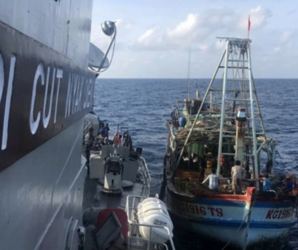 Personel TNI AL mengamankan kapal ikan beserta anak buah kapal (ABK) berkewarganegaraan Vietnam di Perairan Kepulauan Natuna, Kepulauan Riau. Foto: Antara.