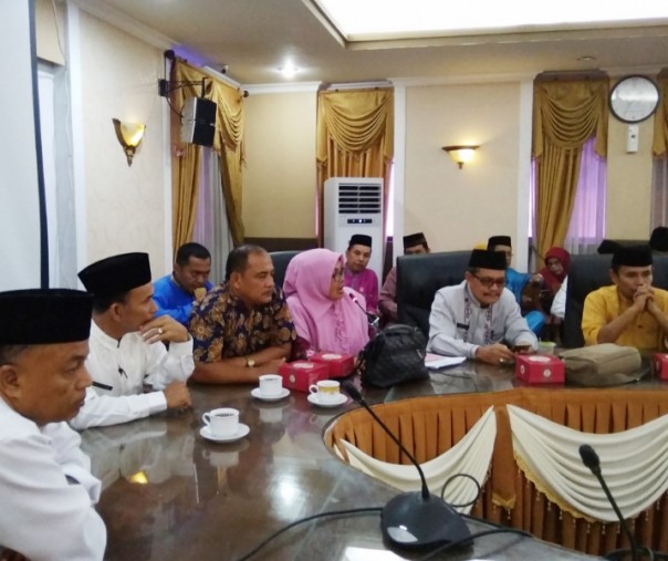 Wali Kota Pekanbaru Tak Muncul Diajak Rapat Puluhan Guru  