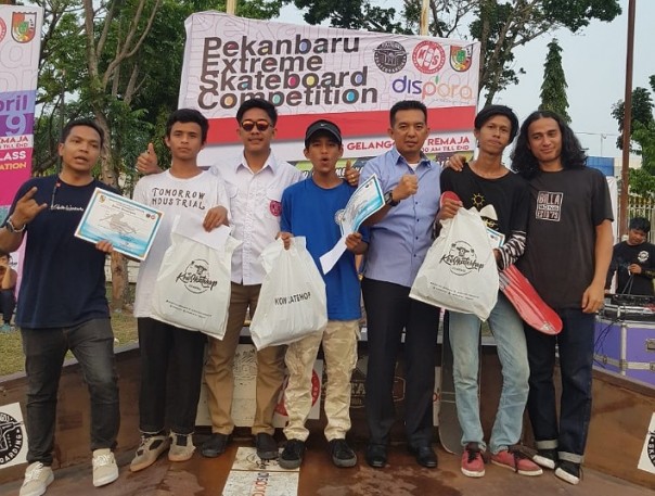 Kepala Dispora Kota Pekanbaru, Zulfahmi Adrian bersama para juara Pekanbaru Extreme Skateboard Competition 2019 kelas beginner di Gelanggang Remaja Pekanbaru