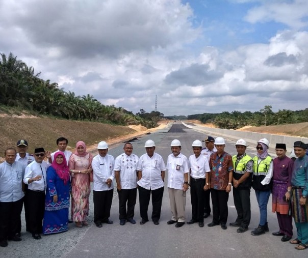 Pengerjaan jalan tol Pekanbaru-Dumai. Foto: Zar/Riau1.