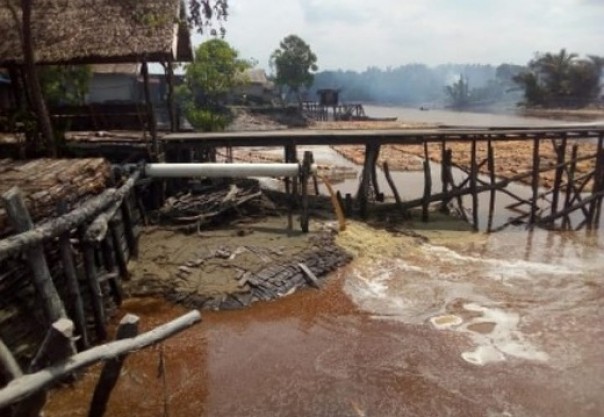 Limbah sagu yang dibuang ke Sungai Gaung Anak Serka (GAS) Inhil