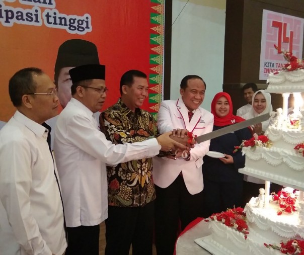 Dari kanan ke kiri: Ketua PMI Pekanbaru M Noer, Wali Kota Pekanbaru Firdaus, Ketua PMI Riau Syahril, dan Asisten I Bidang Pemerintahan Setdako Pekanbaru Azwan saat memotong kue HUT ke-74 PMI, Sabtu (28/9/2019). Foto: Surya/Riau.