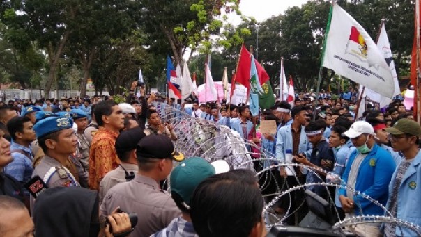 Anggota DPRD Riau, Parisman Ihwan bersama Kelmi Amri menemui ribuan massa Aliansi Mahasiswa Riau Menggugat di gerbang Gedung DPRD Riau (foto: barkah/riau1.com)