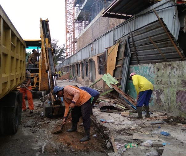 Petugas DLHK Pekanbaru membersihkan lapak yang telah digusur petugas Satpol PP, Kamis (3/10/2019). Foto: Surya/Riau1.