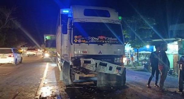 Bagian depan truk Fuso ringsek setelah ditabrak travel Kijang Innova di Jalan Lintas Duri-Dumai