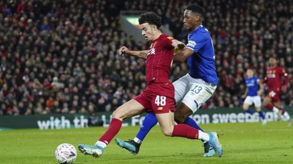 Pemain Liverpool Curtis Jones saat mengalahkan Everton, Minggu malam. 