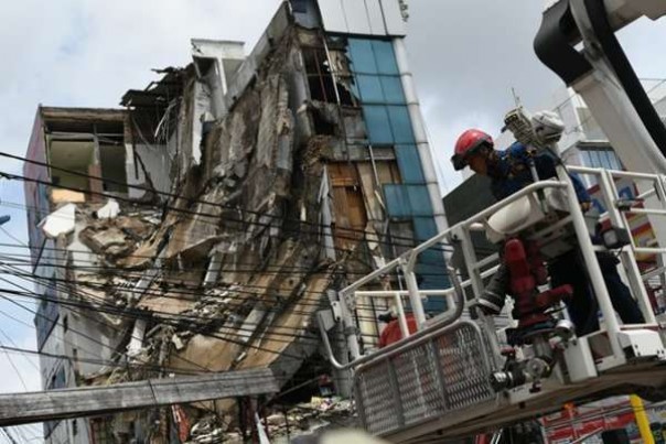 Petugas mengevakuasi gedung yang roboh di Palmerah, Jakarta Barat, Senin. 