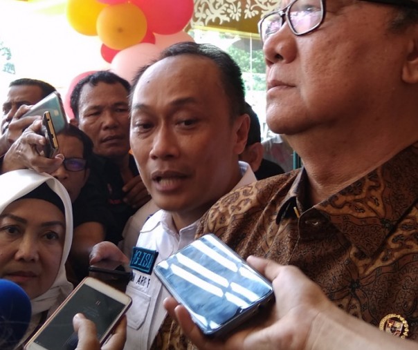 Dirjen Dukcapil Kemendagri Zudan Arif Fakrulloh saat mendampingi Menpan RB Tjahjo Kumolo di MPP Pekanbaru, Rabu (11/3/2020). Foto: Surya/Riau1.