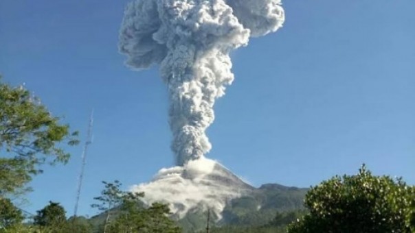 Ilustrasi gunung meletus