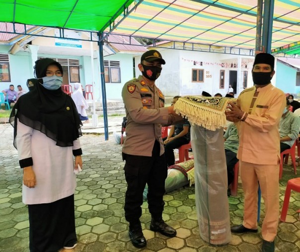 Kapolsek Pangkalan Lesung AKP Nazaruddin secara simbolis menyerahkan bantuan ke pengurus masjid, Sabtu (17/10/2020). Foto: Istimewa.