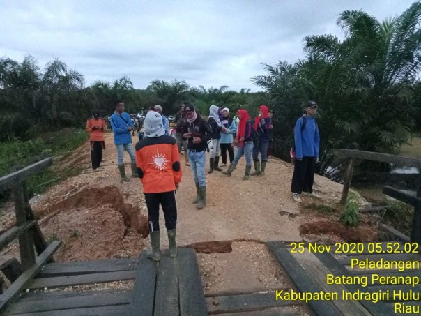 Jembatan Penghubung Dua Desa Putus Warga Terisolir Riau1com 