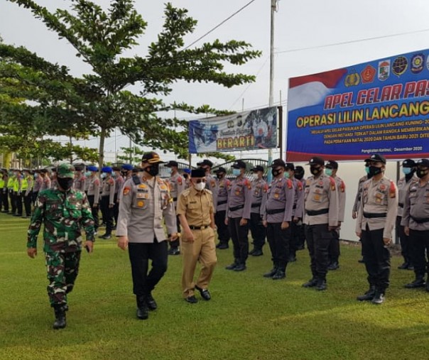 Kapolres Pelalawan AKBP Indra Wijatmiko bersama Bupati Pelalawan HM Harris dan Danramil 09 Langgam Kapten (Arh) Koridon Setyo, Senin (21/12/2020). Foto: Istimewa. 