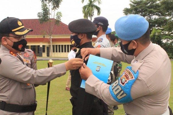 Kapolres Kuansing AKBP Henky Poerwanto SIK MM melakukan pemasangan Pita Tanda Operasi Lilin Lancang Kuning/R24