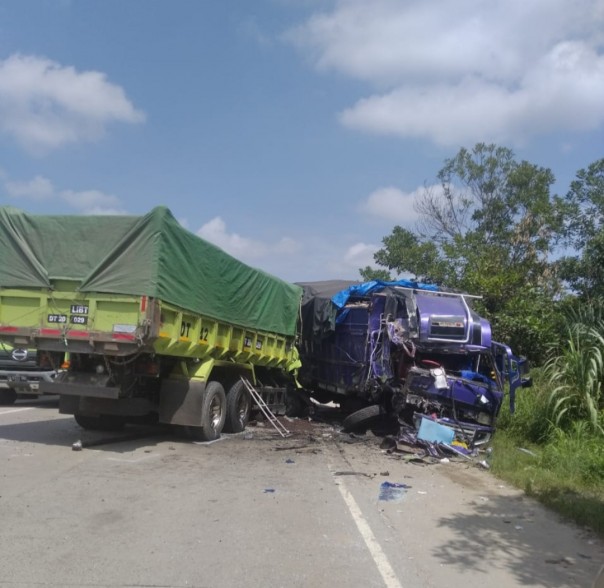 Ingin Mendahului Kenderaan Lain, Damtruck Tabrak Fuso Di Jalintim Pelalawan