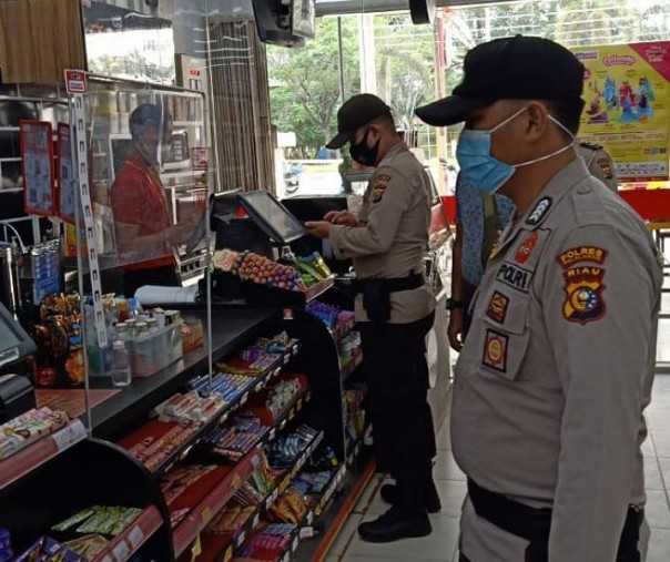 Personel Polsek Pangkalan Kerinci saat patroli di swalayan, Minggu (14/2/2021). Foto: Istimewa. 