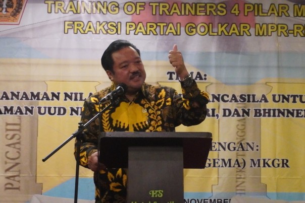 Idris Laena saat membuka training of trainer (TOT) 4 pilar di Bekasi