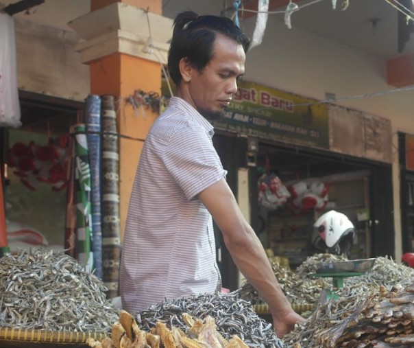Pedagang ikan teri dan ikan asin. Foto: Surya/Riau1.