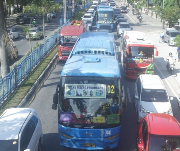 Bus TMP terjebak kemacetan di Jalan Jenderal Sudirman saat PPKM level 4 akhir Juli 2021 lalu. Foto: Surya/Riau1 