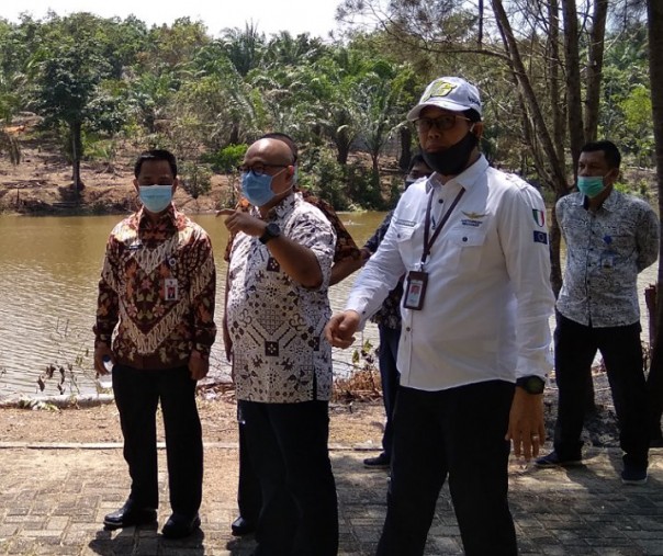 Sekdako Pekanbaru M Jamil (kiri), Direktur PT SPP Heri Susanto (tengah), dan Manajer Operasional PT SPP Panzi Barza saat meninjau kawasan danai wisata Bandar Kayangan Rumbai Timur pada 4 Oktober 2020 lalu. Foto: Surya/Riau1.