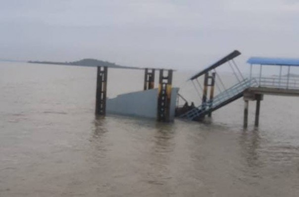 Ponton Pelabuhan Tanjung Maqom yang ambruk 