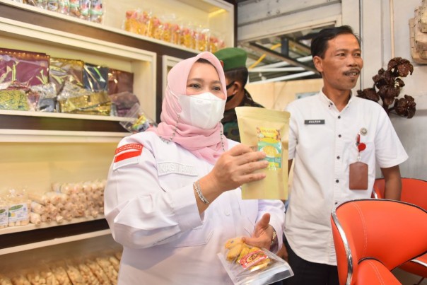 Bupati Kasmarni saat buka outlet di rest area tol Pekanbaru-Dumai