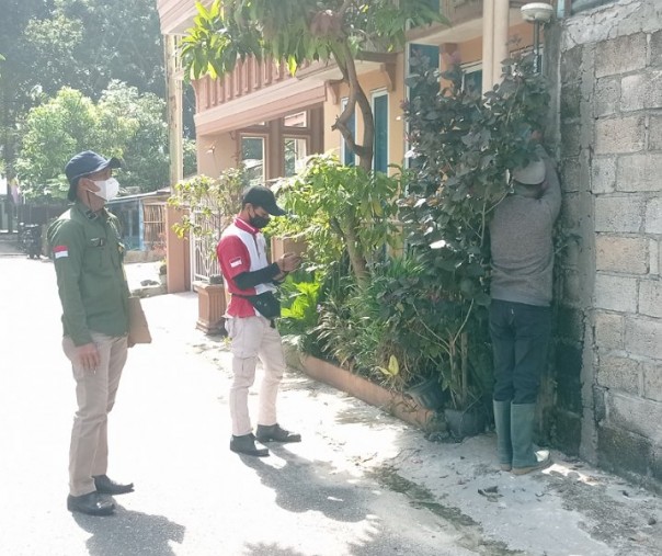 Petugas BPN Pekanbaru sedang mengukur tanah warga di sebelah Hotel Pangeran beberapa waktu lalu. Foto: Surya/Riau1.