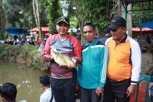 Wabup Rohul di acara tradisi Ikan larangan