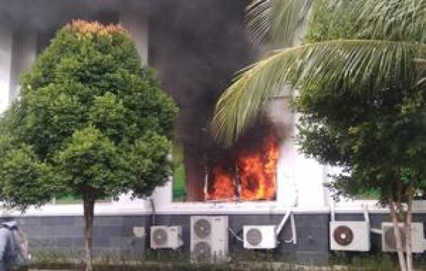 Saat kebakaran gedung DPRD Batam (Foto:Liputan6.com)