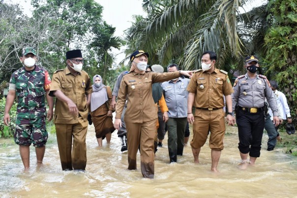 Bupati Inhu Rezita Meylani Yopi meninjau banjir di Desa Tanjung Beludu, Senin (10/1)/Yuzwa
