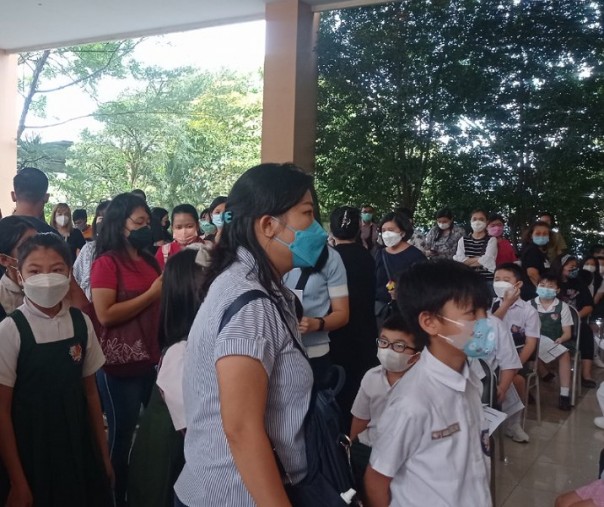 Ratusan murid SD saat antre untuk mengikuti vaksinasi di Aula SMA Darma Yudha di Jalan Siak 2, Kecamatan Payung Sekali, pada 12 Januari 2022. Foto: Surya/Riau1.
