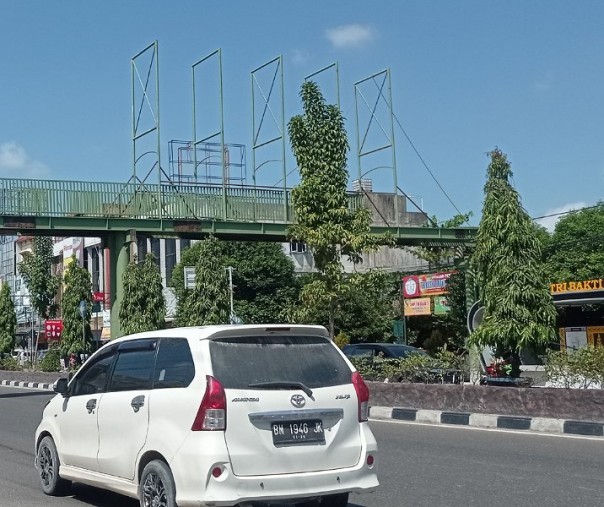 JPO baru sedang dibangun di depan SMA Tri Bhakti Pekanbaru, Jalan Tuanku Tambusai. Foto: Surya/Riau1.