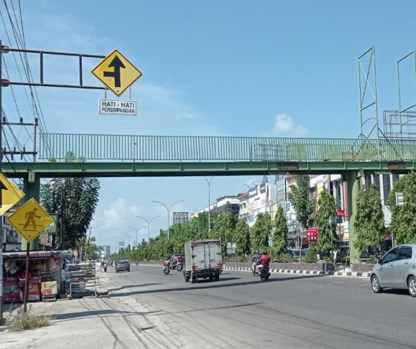 Jembatanan penyeberangan baru sedang dibangun di persimpangan Jalan Toman-Jalan Tuanku Tambusai. Foto: Surya/Riau1.