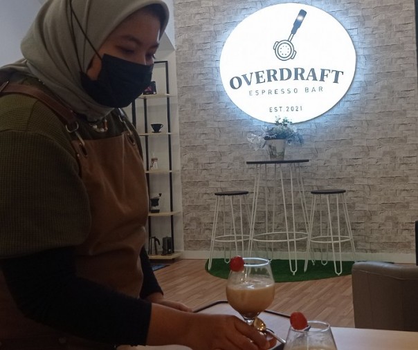 Pramusaji Kafe Overdraft saat menyajikan salah satu minuman berbahan premium. Foto: Surya/Riau1.