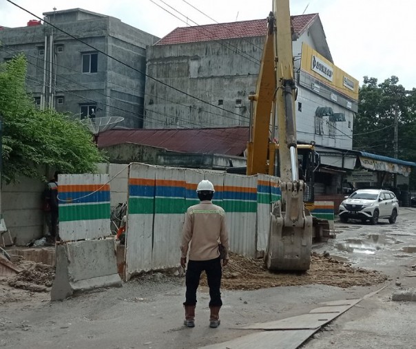 Proyek IPAL di Jalan Mangga, Kecamatan Sukajadi, belum rampung sejak tahun 2021. Foto: Surya/Riau1.