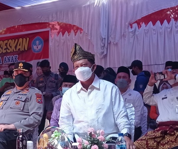 Mendagri Tito Karnavian saat meninjau vaksinasi anak di SD Negeri 36 Pekanbaru, Jumat (21/1/2022). Foto: Surya/Riau1.