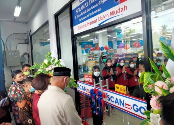 Gubernur Sumbar buka toko Scan and Go di Padang