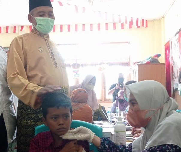 Wakil Wali Kota Pekanbaru Ayat Cahyadi saat meninjau vaksinasi anak di MI Al Ikhwan, Jumat (28/1/2022). Foto: Surya/Riau1.