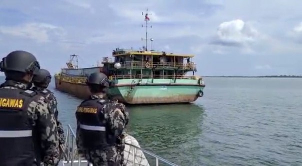 Saat tindakan aparat pada penambang pasir ilegal 