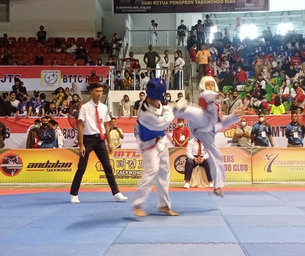 Pertandingan Taekwondo di Gelanggang Remaja Pekanbaru, Jumat (25/2/2022). Foto: Surya/Riau1.