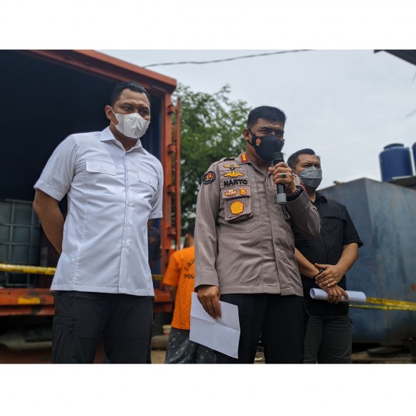 Kombes Sunarto bersama Kombes Ferry menggelar jumpa pers di lokasi gudang BBM solar oplosan di Pekanbaru.