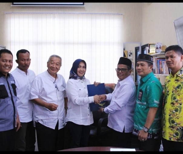 Pengurus Partai Garuda bersama komisioner Bawaslu Riau, Senin (18/4/2022). Foto: Istimewa. 