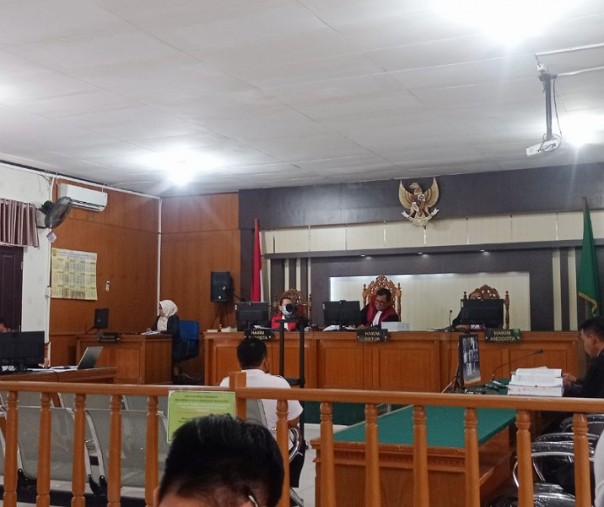 Pemeriksaan saksi terhadap terdakwa Andi Putra, bupati Kuansing nonaktif, dalam persidangan di Pengadilan Tipikor Pekanbaru, Rabu (25/5/2022). Foto: Surya/Riau1.