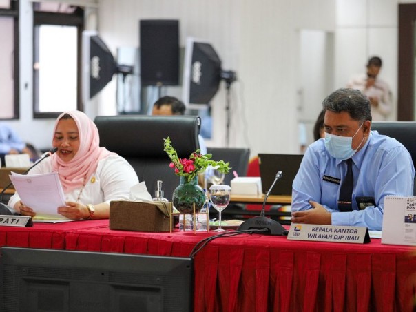 Bupati Bengkalis Kasmarni bersama Kepala Kanwil DJP Riau Ahmad Djamhari saat membahas draf perjanjian kerja sama, Rabu (25/5/2022). Foto: Kanwil DJP Riau. 